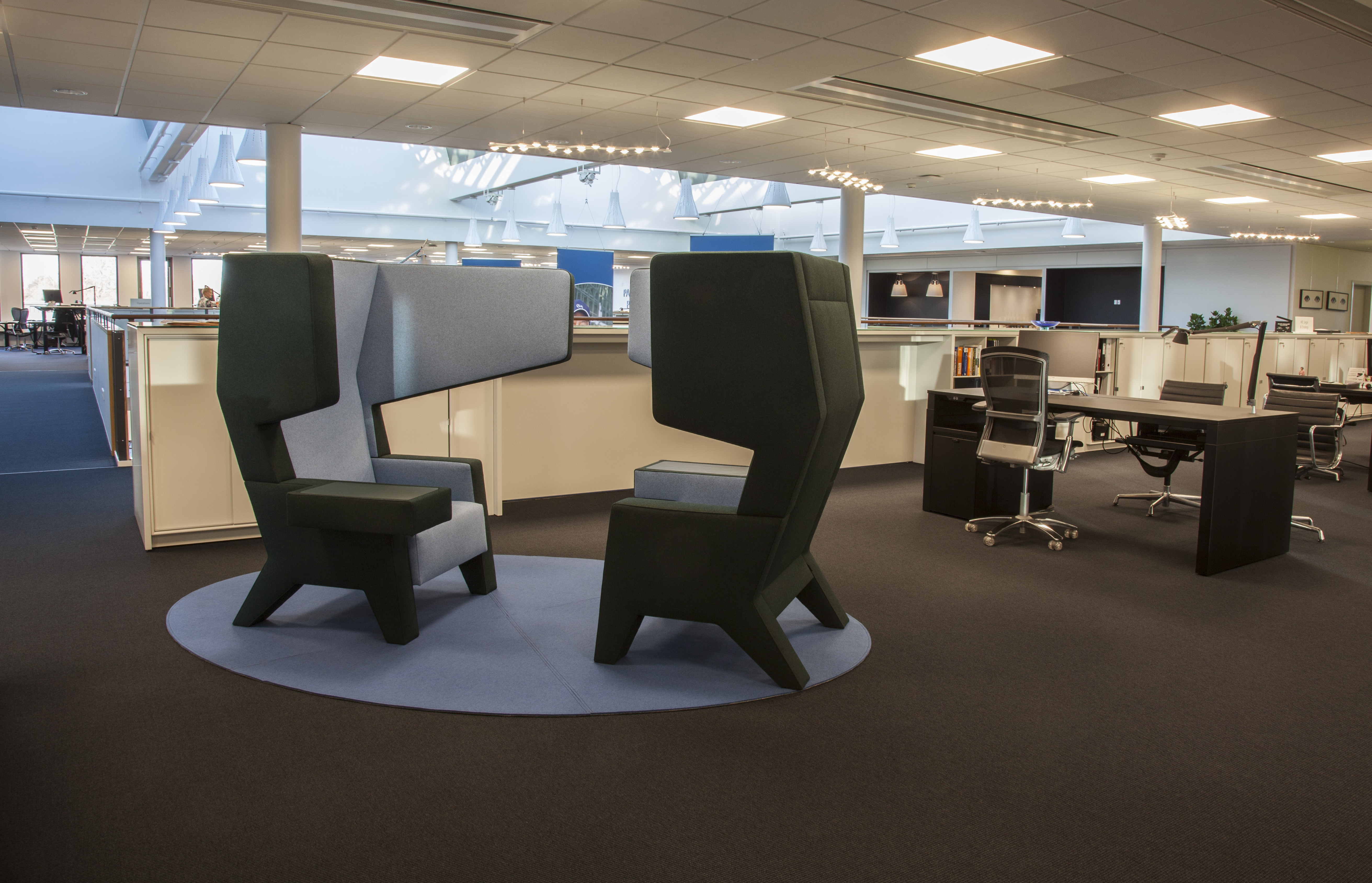 rundt filttæppe under to samtalestole